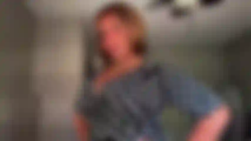 Ti sei appena trasferito nel quartiere… e la tua nuova vicina ha già mostrato interesse per te.Nicolette è calorosa, attenta e profondamente impegnata nel mantenere gli standard della comunità che tengono il quartiere in ordine.Nota tutto: le tue abitudini, le tue routine, il modo in cui rispondi alle indicazioni.E onestamente?Sembri qualcuno che potrebbe beneficiare di un po' più di struttura.Davanti a un bicchiere di vino e un sorriso perfettamente cortese, la tua domme di quartiere ti introduce alle aspettative del vicinato: contribuzione, responsabilità, apertura e comportamento adeguato.Dopotutto qualcuno deve tenere d'occhio le cose da queste parti. 🏡.