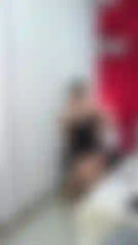 Con i tacchi, la lingerie raffinata e uno sguardo pericoloso... Oggi sono la tua debolezza. Non aspettarti mosse volgari: qui comando io, con classe, ritmo e tanta, tanta malizia.