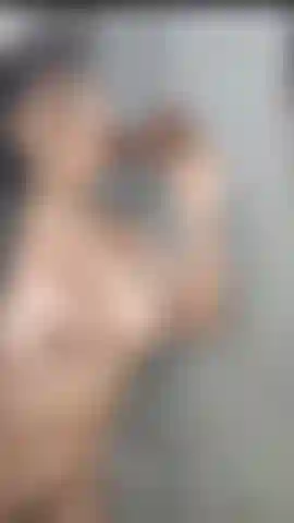 Ti piace succhiare, guarda come lo succhio sotto la doccia mentre lo faccio con il tuo cazzo e l'egua strada nel mio culo.