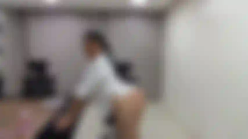 Che mi sculaccia molto forte finché il sedere non diventa rosso.