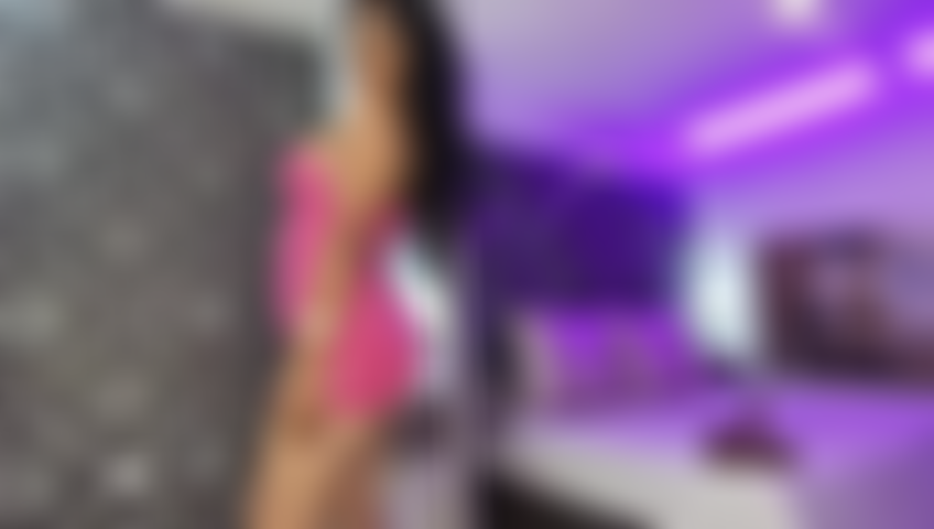 Sensuale latina che pratica il pole dance.