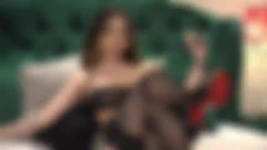 Coccola e massaggia le mie suole lisce e preziose con la lozione e ti lascerò masturbare per loro!