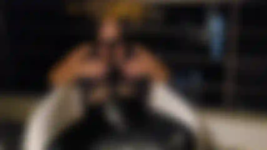 Una satisfyer sul balcone di un hotel.