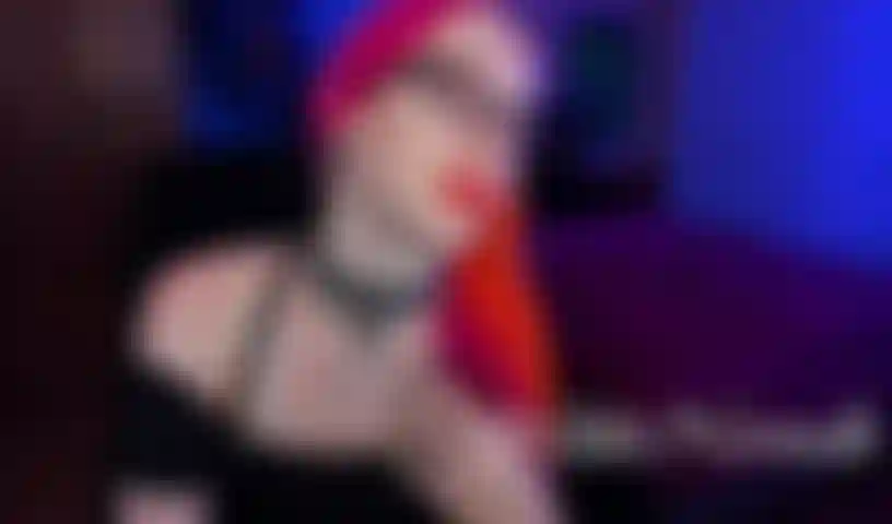 Inizio a parlare di stuzzichini sulla prostata con 4 perdenti di castità (audio).