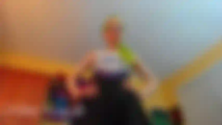 Una pervertita che si alza la gonna.