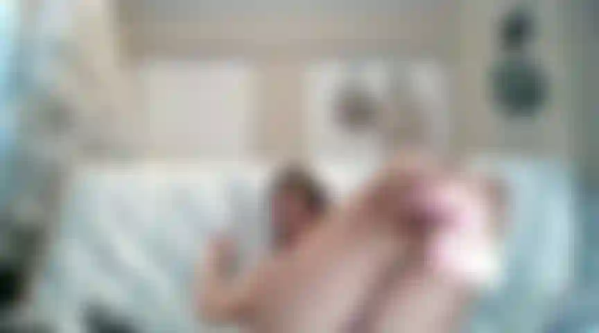 Gioco con i piedi, succhiamento delle dita dei piedi, lavoro con i piedi.