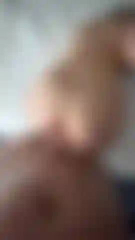Non riesco a smettere di gemere mentre vengo scopata nel culo in una stanza d'albergo.