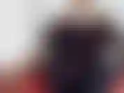 Una seduttrice che prende in giro calze di nylon, maschera antigas per il corpo dei piedi e diventa in topless.