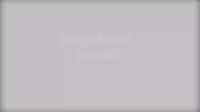 Lasciati incantare dai miei piedi bagnati di agrifoglio che schizzano nell'acqua!