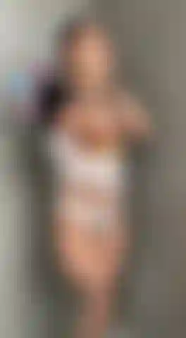 Un orgasmo bollente sotto la doccia.