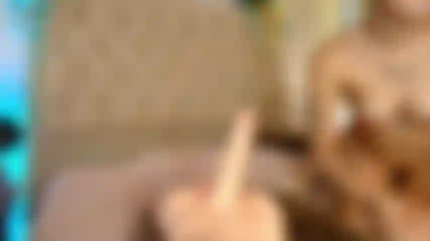 Mi fotto la gola e la figa.