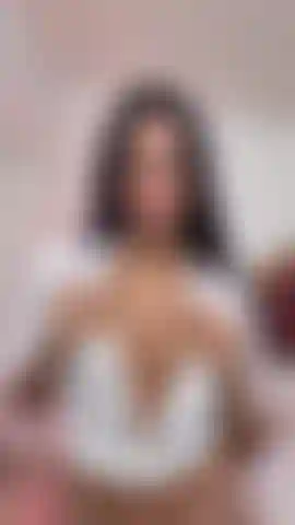 Accarezza le mie tette sexy.