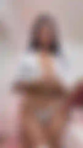 Ti stuzzico con il mio culo succoso.