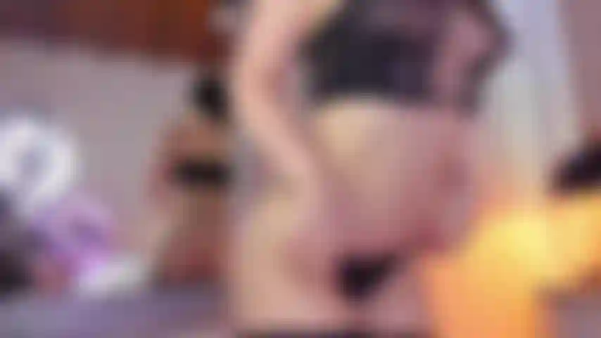 Una cowgirl invertita davanti allo specchio.