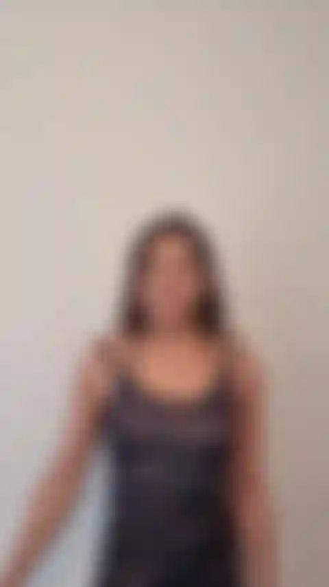 Bicipiti che si flettono.... Un breve filmato di un minuto in cui mostro i miei forti bicipiti, in silenzio, nei miei "vestiti da palestra" (ho dimenticato di mettermi i pantaloni, così puoi goderti una vista anche del mio sedere!).