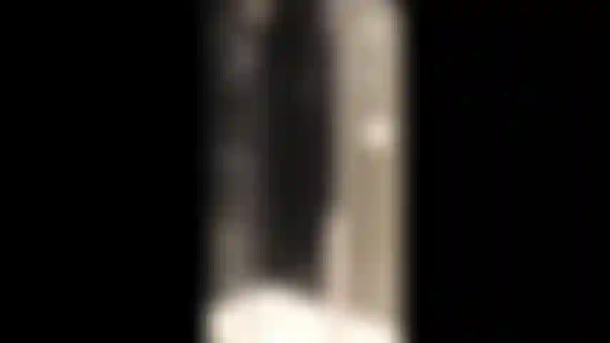 Gioco di ruolo doccia di torta" di una ragazza che sta preparando se stessa e una torta per la stessa festa.... Ma invece si copre con il contenuto della torta.