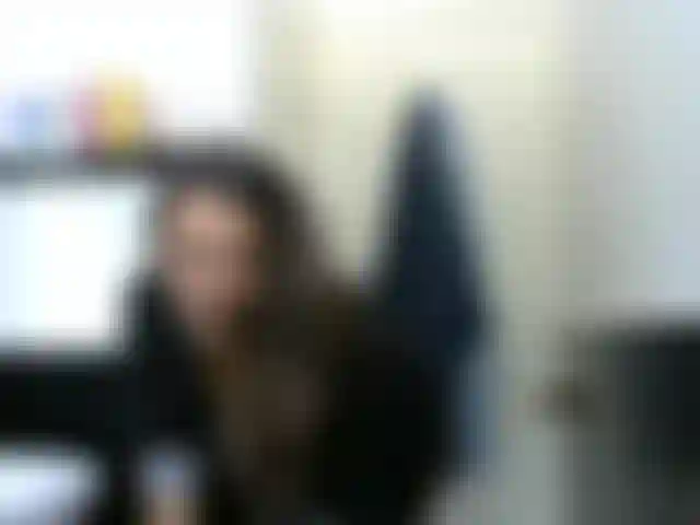 ' Faccio la barba e gioco da vicino'... La ragazza entra dallo shopping, fa un piccolo spettacolo e racconta, poi va a radersi dal lavandino, poi non può resistere ma gioca con il suo setoso figa liscia... Più azione ravvicinata!