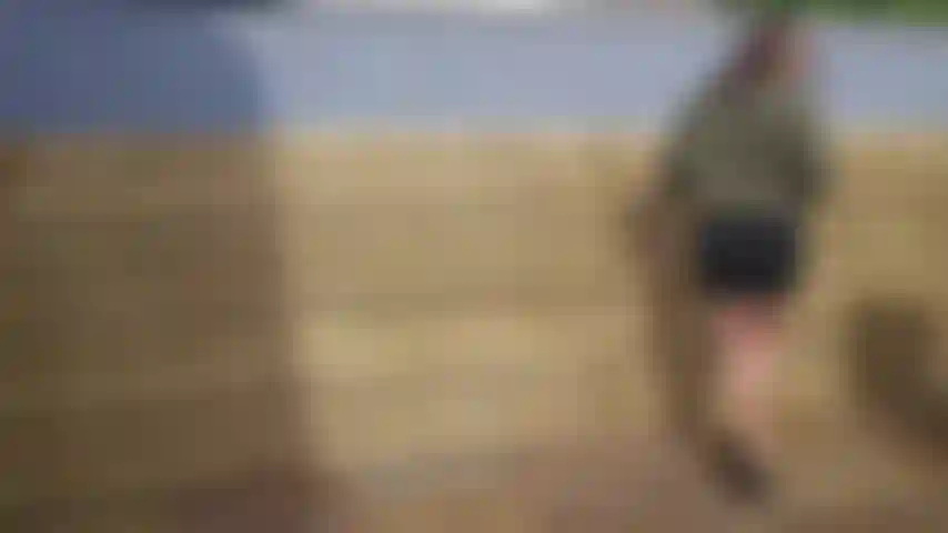 Una studentessa fumatrice di norty: una studentessa con un brutto carattere viene beccata a fumare dietro la rimessa delle biciclette. Cosa può fare per convincere il signore a non chiamare i suoi genitori? ;).