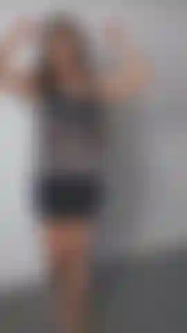 Mi spoglio per te, tiro fuori il tuo cazzo, lo succhio e ti chiedo di venire.