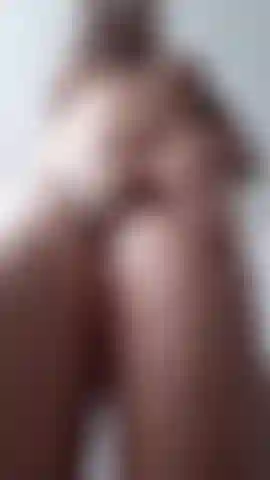 Dal basso in primo piano con il telefono sul pavimento, in piedi sopra, gioco con me stesso finché non vengo.