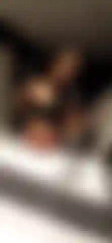 Sudo e mi metto in tensione dopo l'allenamento: dopo l'allenamento, metto in tensione i muscoli, il corpo sudato e mi annuso le ascelle.