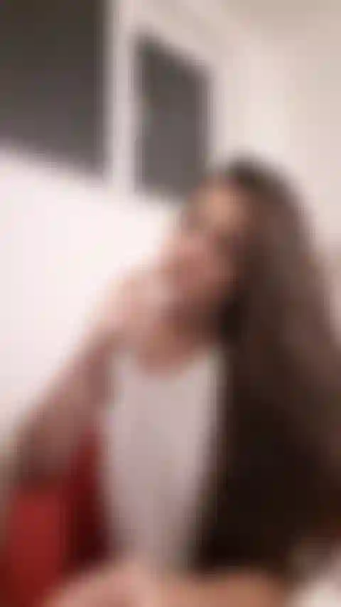 Ashtray pov che fuma una sigaretta in un vestito bianco senza reggiseno sotto (dal punto di vista del posacenere).