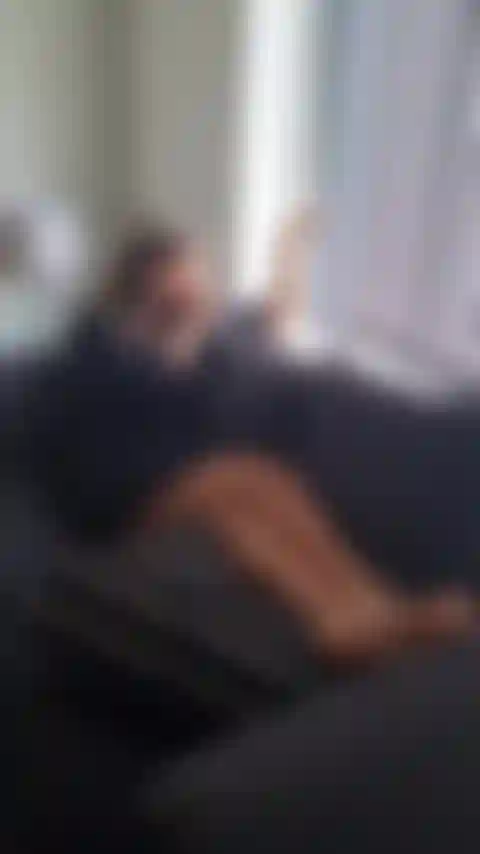 Fumo e sono una vicina ficcanaso (tra un concerto e l'altro, mi metto la vestaglia, accendo una sigaretta e guardo il mondo che passa!).