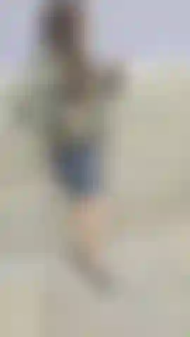 Una studentessa fumatrice ti seduce - NortyNorthener è tornata dietro i capannoni nella serie 'norty student', mentre fuma e appare in tutto e per tutto come una monella ribelle. Convince il ragazzo che le piace a marinare la scuola e a venire a casa per una lezione privata di piacere. Guarda le sue tette sode e la sua pelle liscia e dorata in bella mostra mentre ti guida attraverso deliziosi primi. Questo pov con feticismo del fumo è pura seduzione e un teasing crudo e non recitato.