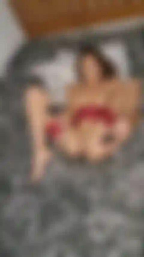 Plug anale gonfiabile in lingerie rossa, con i piedi in aria, gradualmente faccio esplodere il plug anale, uso la bacchetta e mi scopo con un dildo finché non vengo duro e cremoso. Il mio viso non può nascondere le emozioni della mia esperienza!