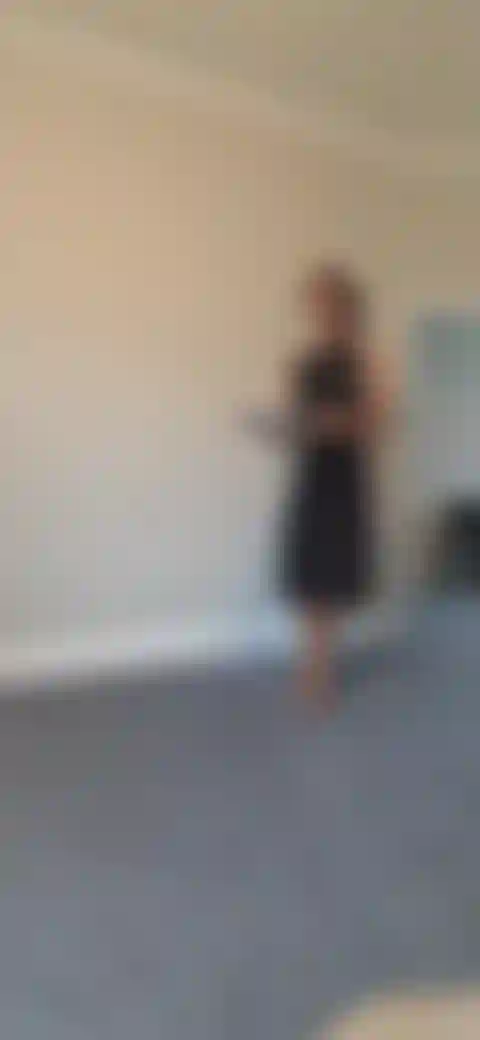 La moglie di norty scopa il capo... Una sciocca segretaria (che è sposata), viene sorpresa dalle avance del suo capo... Ama suo marito ma non può fare a meno di spogliarsi e scopare il suo capo proprio lì al suo posto.