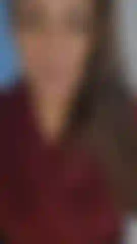 Panni sporchi dopo la gara di costumi. Sono ancora emozionata per la gara di costumi. Guardami mentre mi avvicino e annuso tutti i miei panni sporchi nel cesto, provando anche qualche vestito.