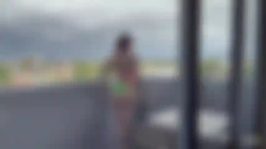 Fratellastro "ti piace mettere o togliere il mio bikini?".