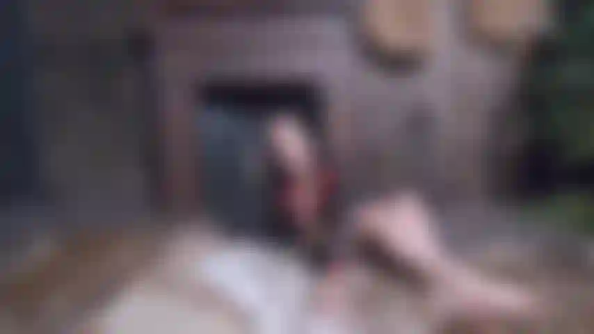 Sto masturbando davanti al camino.