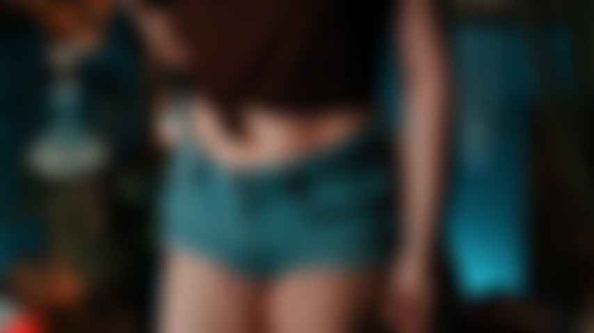 Culo in pantaloncini di jeans attillati.