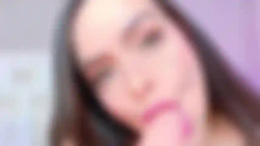 Adoro succhiare cazzi e farmi scopare tra le tette; voglio che tu lo faccia.
