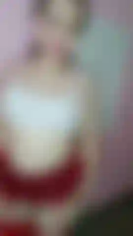 Una studentessa dolce all'apparenza, ma con una mente piena di malizia.