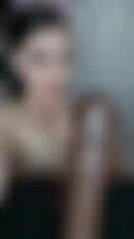 Masturbare un grosso cazzo nero fino a farlo esplodere proprio sulla mia faccia—sono così eccitata.