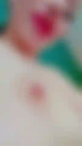 Sono nuda, bagnata fradicia, e il mio corpo è in fiamme. Solo vederti oggi non mi basta; ho bisogno di sentirti dentro di me adesso.