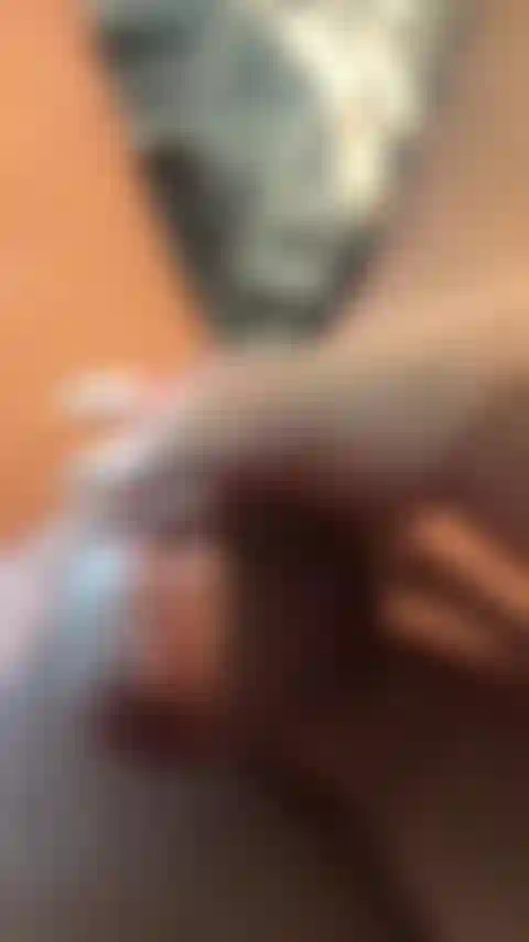 Liv gioca con la sua piccola clitoride.