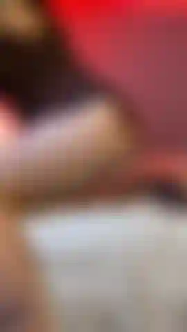 Ophelia amethyst è al comando e lo sa. Vestita con un dolce tutino ciliegia e tacchi neri Lovense... No — indossando un adorabile tutino color ciliegia e décolleté nere con plateau, la tua dea tatuata ti sovrasta in questo spogliarello dominante filmato dal basso. Ogni inquadratura è pensata per ricordarti esattamente il tuo posto: in ginocchio, a guardare in su. Una luce rosso intenso arde dietro di lei mentre si sfila lentamente il tutino senza dire una sola parola. La telecamera adora prima le sue lunghe gambe e quei tacchi letali, indugiando su ogni centimetro prima di rivelare finalmente le sue cosce piene, il suo culo rotondo e il suo corpo curvy e tatuato in tutta la sua interezza. Le sue tette 36dd cadono libere mentre ti fissa dall'alto con occhi freddi e consapevoli. Non ottieni una dea. Ottieni una domme che ti possiede. Questo video di quasi 6 minuti presenta inquadrature intense di gambe e tacchi, angolazioni pov dal basso del mento, una rivelazione completamente nuda e un'intensità silenziosa che dice più di qualsiasi parola. Sei pronto a guardare in su, dove è il tuo posto?