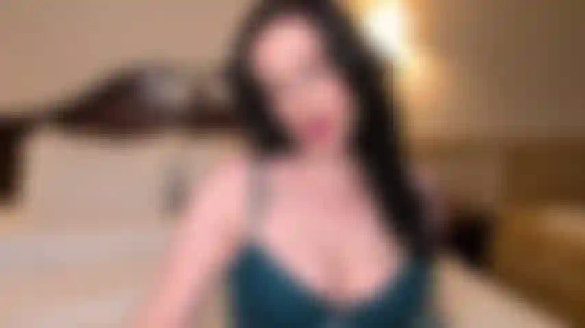 Tutta sola nella mia stanza d'albergo e nessuno a tenere al caldo questa dea… così ho dovuto prendermi cura di me stessa 😘 guardami mentre mi tolgo lentamente il body color teal, le calze nere ancora addosso, i tacchi che affondano nelle lenzuola mentre le mie dita trovano esattamente ciò di cui ho bisogno. Ma le dita non erano abbastanza per la tua ragazza golosa… allungai la mano verso il mio dildo di vetro e lo prendo centimetro per centimetro, lento e profondo, desiderando che fossi tu al suo posto — primi piani, gemiti e un finale molto soddisfacente. Vieni ad adorarmi 💋.