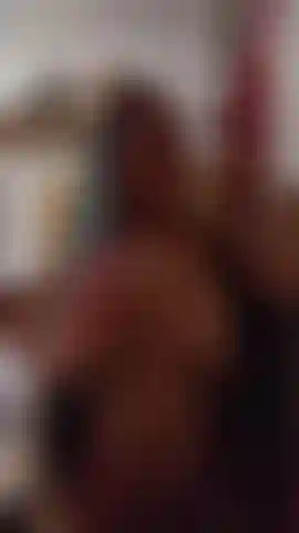 Guardami indossare il mio sexy corsetto a busto aperto e oliarmi.