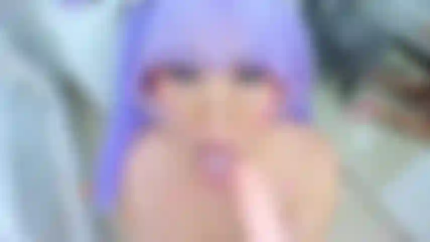 Una campionessa di pompini con la bocca piena di latte.