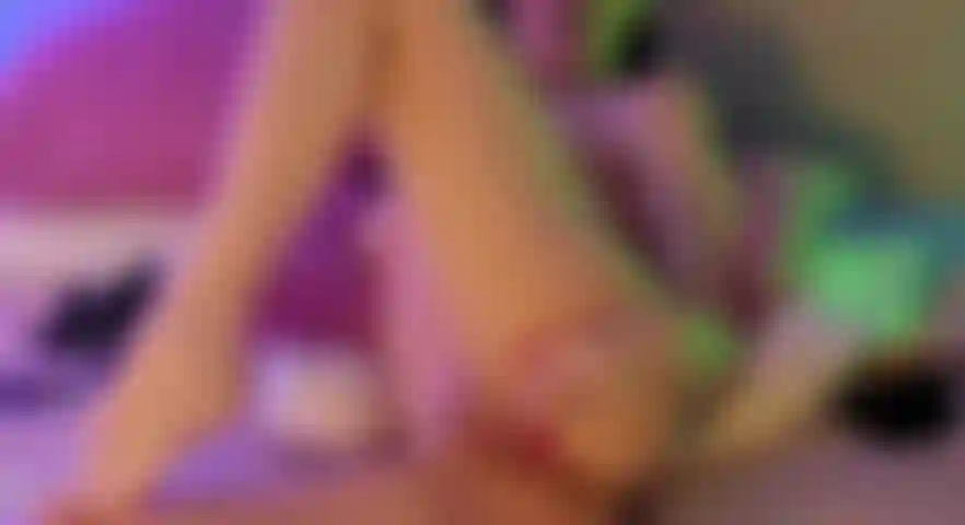 Gli spettatori giocano con il suo giocattolo durante la trasmissione facendola diventare così bagnata e arrapata da farla orgasmare, poi lei succhia il suo cazzo, facefucking, cavalcandolo in cowgirl finché non vengono insieme. Sexy milf con creampie.