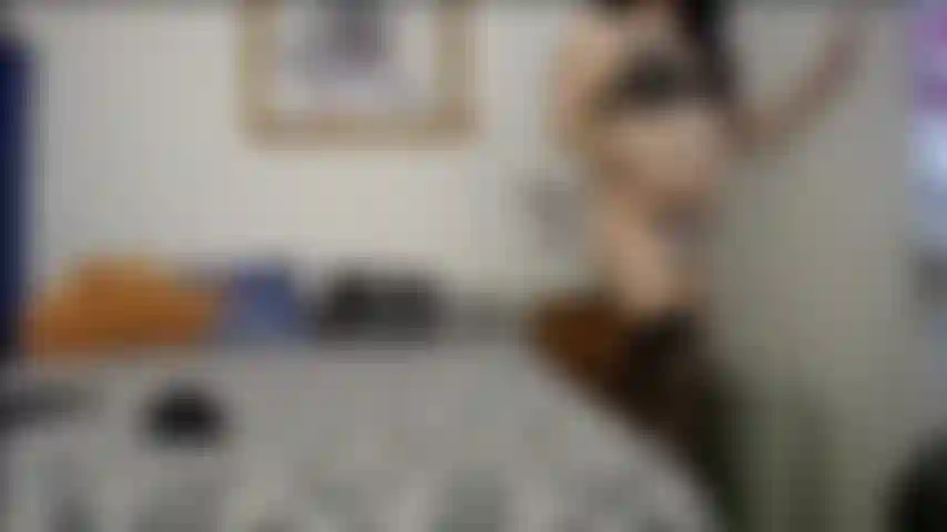 Con gambe muscolose che stuzzicano le calze a rete.