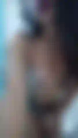 Con un cameltoe perfetto e un culo in infradito blu.