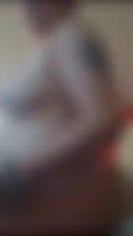 Con vibrazioni vaginali lussureggianti e giochi anali con dildo.