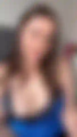 Guardami mentre succhio un dildo e mentre scopo con le piante dei piedi in su.