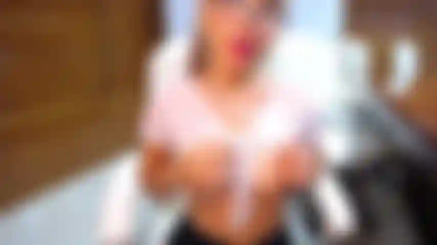Una segretaria sexy che ti succhia il cazzo sotto la scrivania.