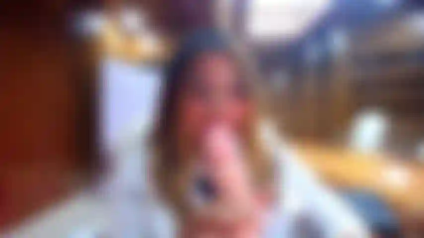 Una studentessa sexy si scopa la figa sotto la gonna.
